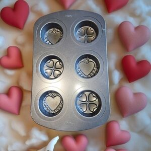 Wilton Valentines Day Hearts Baking Pan Small Cakes Muffins 6 Ct